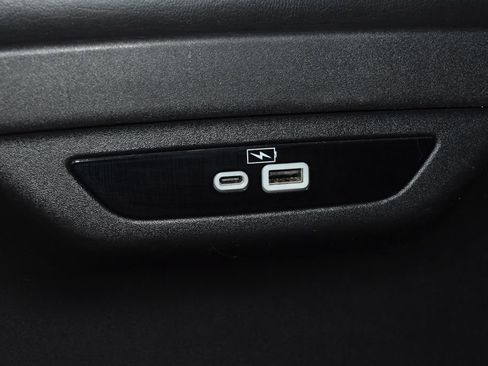 Used 2023 Chrysler Pacifica Touring-L FWD image 21
