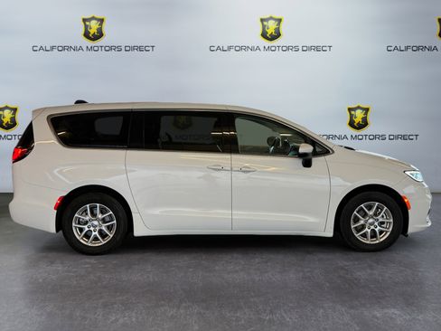 Used 2023 Chrysler Pacifica Touring-L image 6