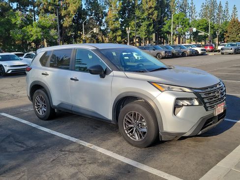 Used 2024 Nissan Rogue S AWD/4WD image 3