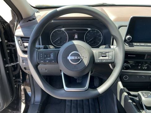 Used 2023 Nissan Rogue S image 2