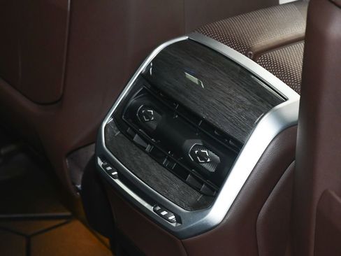 Used 2024 BMW i7 xDrive60 image 65