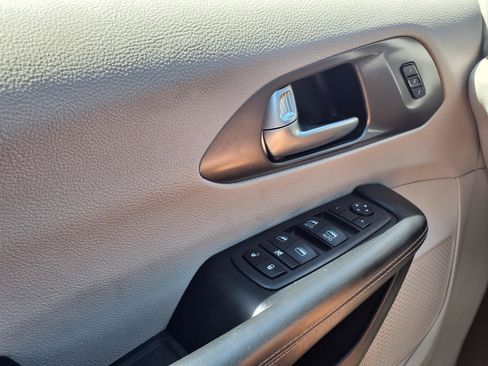 Used 2024 Chrysler Pacifica Touring-L FWD image 20
