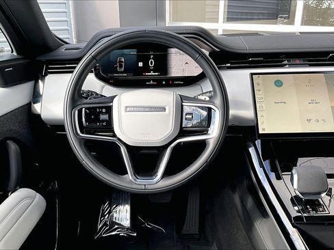 Used 2025 Land Rover Range Rover Sport image 5