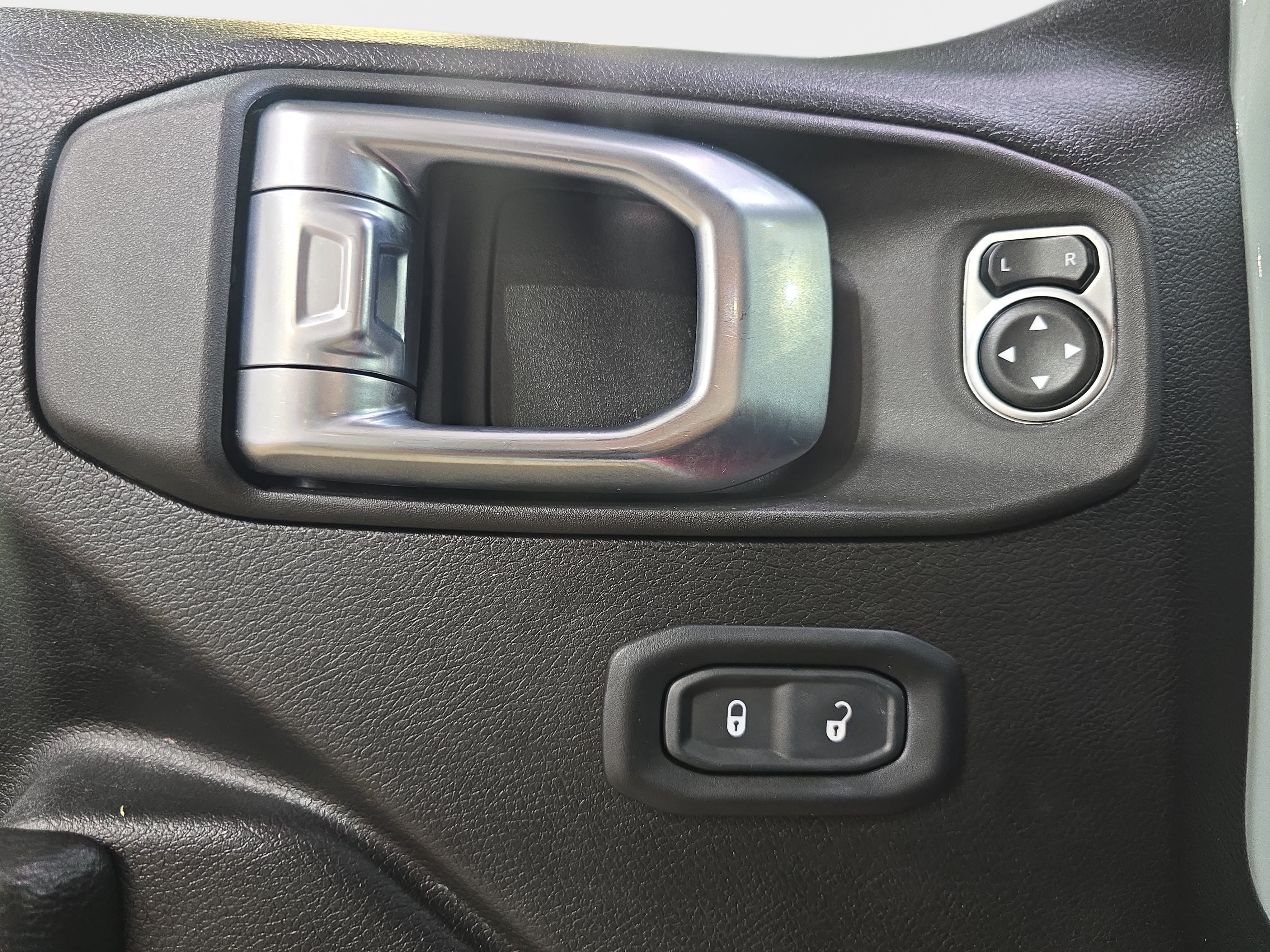 Used 2024 Jeep Wrangler Unlimited AWD/4WD image 25