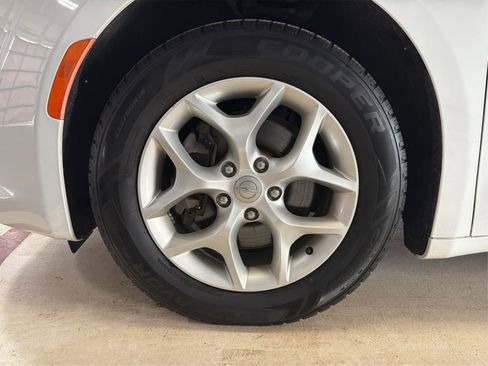 Used 2020 Chrysler Pacifica Touring w/ Tire & Wheel Group image 13