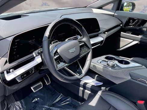 Certified 2025 Cadillac Optiq Luxury 2 w/ LPO, Floor Liner Package AWD/4WD image 17