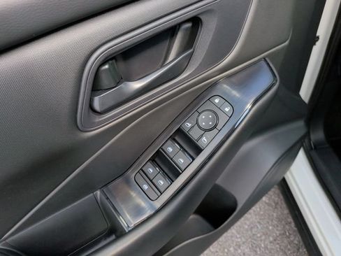 Used 2025 Nissan Rogue S AWD/4WD image 10