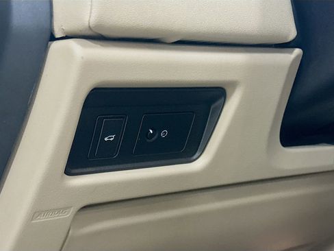 Used 2017 Land Rover Range Rover Evoque SE Premium image 12