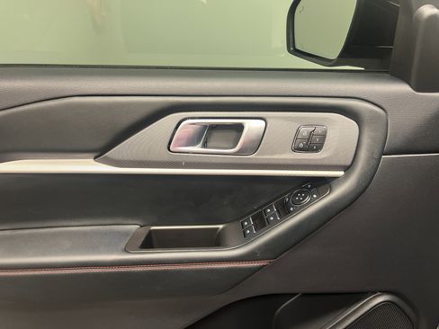 Used 2025 Ford Explorer ST image 18