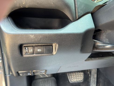 Used 2019 Toyota RAV4 LE AWD/4WD image 13