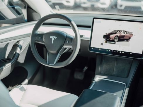 Used 2024 Tesla Model Y Long Range AWD/4WD image 5
