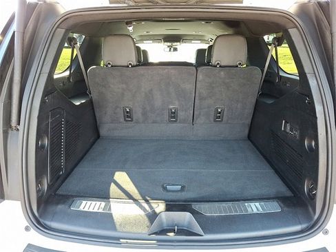 Used 2024 Chevrolet Suburban Premier image 25