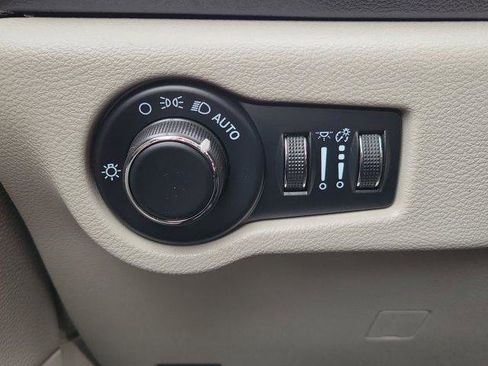 Used 2023 Chrysler Voyager LX image 21