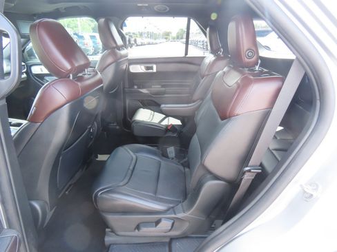 Used 2020 Ford Explorer Platinum w/ Premium Technology Package AWD/4WD image 21