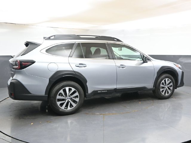 Used 2025 Subaru Outback Premium AWD/4WD image 6