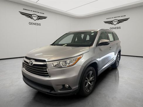 Used 2016 Toyota Highlander XLE AWD/4WD image 1