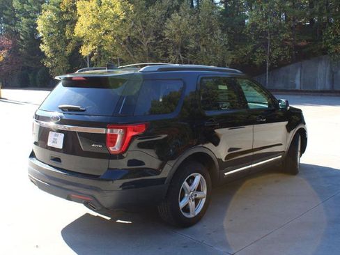 Used 2017 Ford Explorer XLT w/ Equipment Group 202A image 5