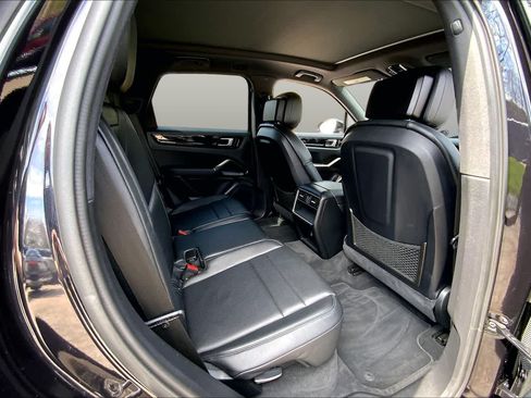 Used 2019 Porsche Cayenne AWD/4WD image 30