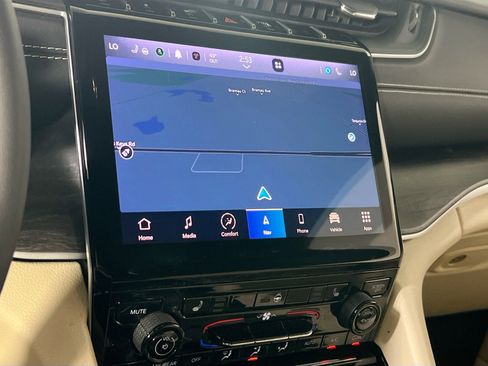 Used 2023 Jeep Grand Cherokee Limited w/ Black Appearance Package image 13