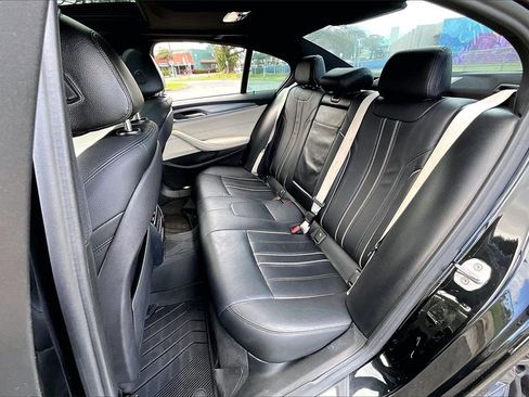 Used 2019 BMW 530e w/ M Sport Package image 28