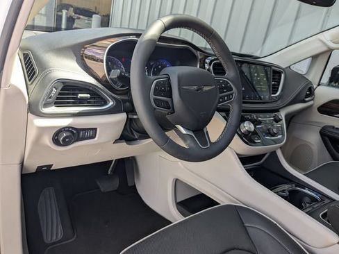 Used 2023 Chrysler Pacifica Limited FWD image 2