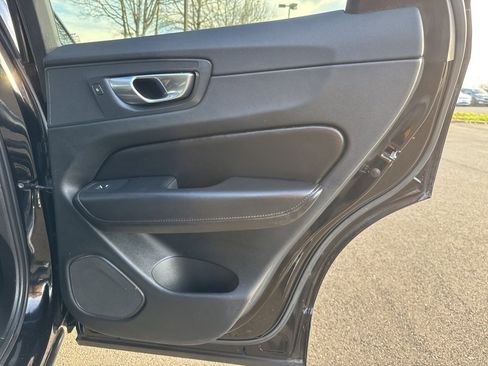 Used 2023 Volvo XC60 B5 Plus image 21