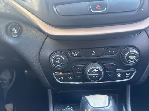 Used 2015 Jeep Cherokee Limited image 25