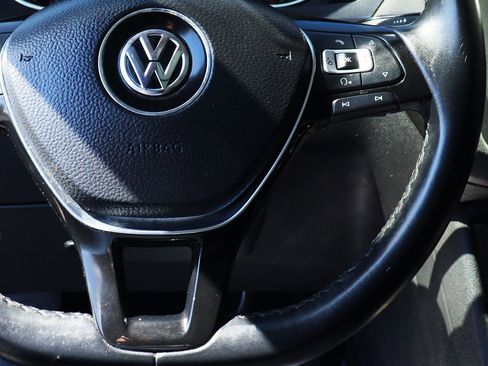 Used 2018 Volkswagen Tiguan SE w/ Panoramic Sunroof Package image 51