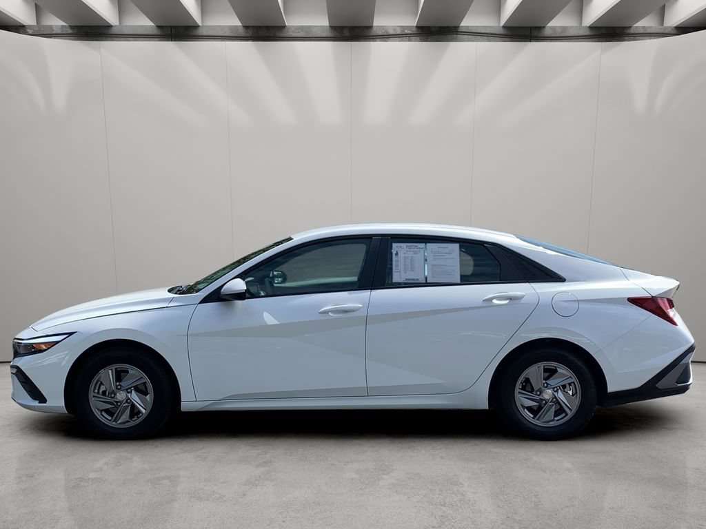 Certified 2026 Hyundai Elantra SE w/ Cargo Package FWD image 2
