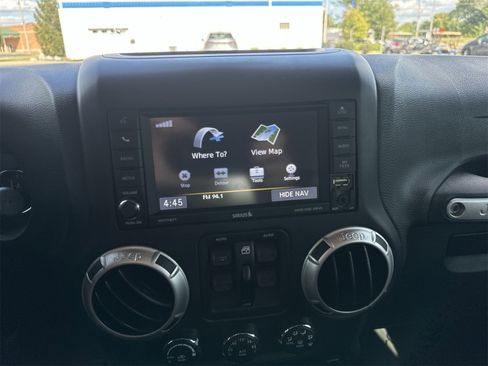 Used 2017 Jeep Wrangler Unlimited Rubicon w/ Cold Weather Group image 13