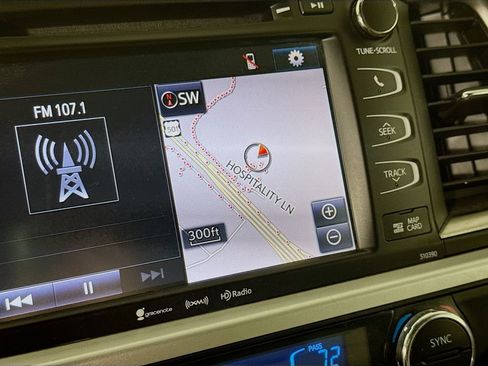 Used 2019 Toyota Highlander XLE AWD/4WD image 13