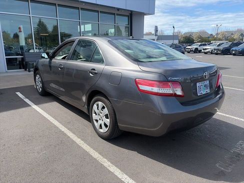 Used 2011 Toyota Camry LE image 4
