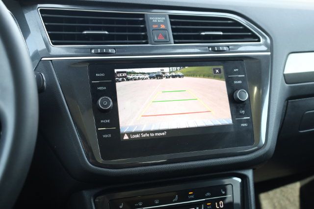 Used 2023 Volkswagen Tiguan SE w/ Panoramic Sunroof Package FWD image 18