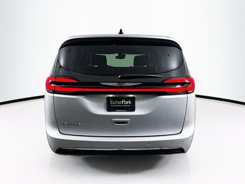 Used 2024 Chrysler Pacifica Touring-L image 7