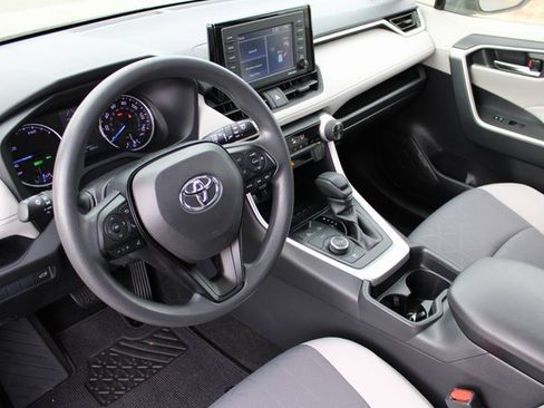 Used 2020 Toyota RAV4 XLE image 2