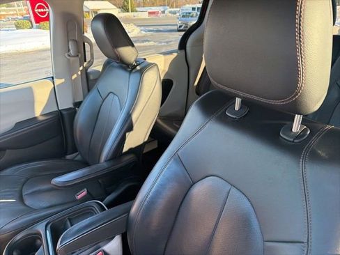 Used 2019 Chrysler Pacifica Touring-L image 12