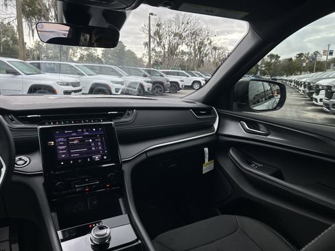 New 2025 Jeep Grand Cherokee L Laredo image 38