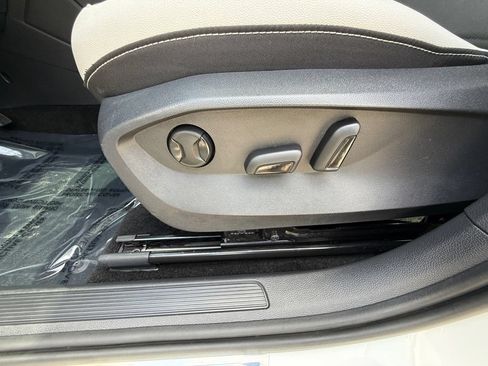Used 2025 Volkswagen Taos SE w/ Panoramic Sunroof Package FWD image 11