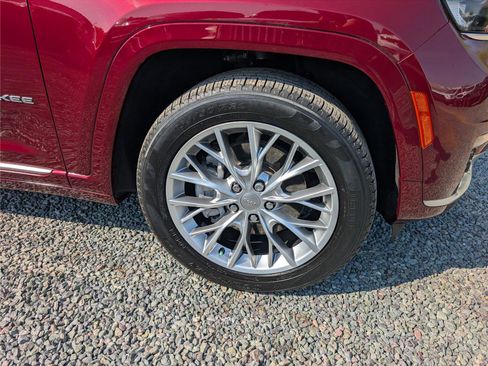 Used 2023 Jeep Grand Cherokee L Summit w/ Rear Seat Video Group I AWD/4WD image 9