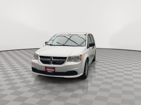 Used 2020 Dodge Grand Caravan SE w/ Rear Park Assist Package image 26