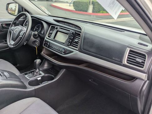 Used 2015 Toyota Highlander LE image 21