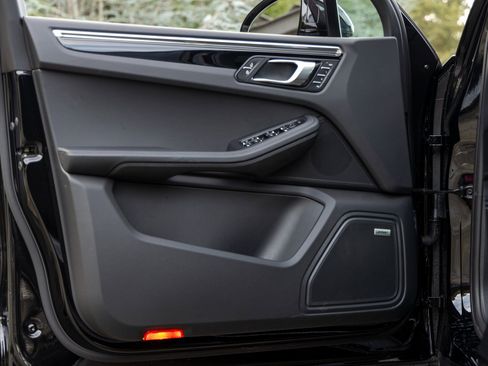 Certified 2025 Porsche Macan image 21