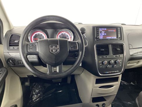 Used 2018 Dodge Grand Caravan SE w/ UConnect Hands-Free Group FWD image 18