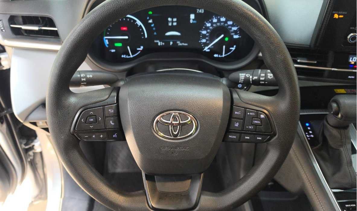 Used 2025 Toyota Sienna LE FWD image 11