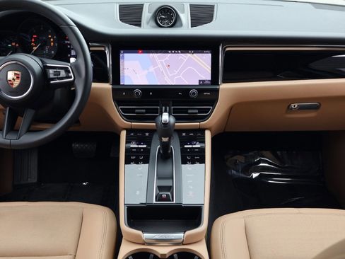Certified 2025 Porsche Macan image 20