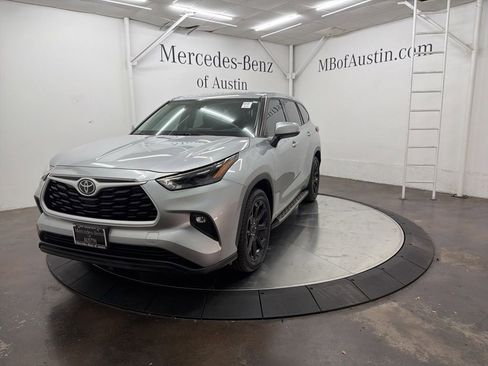 Used 2022 Toyota Highlander LE FWD image 3