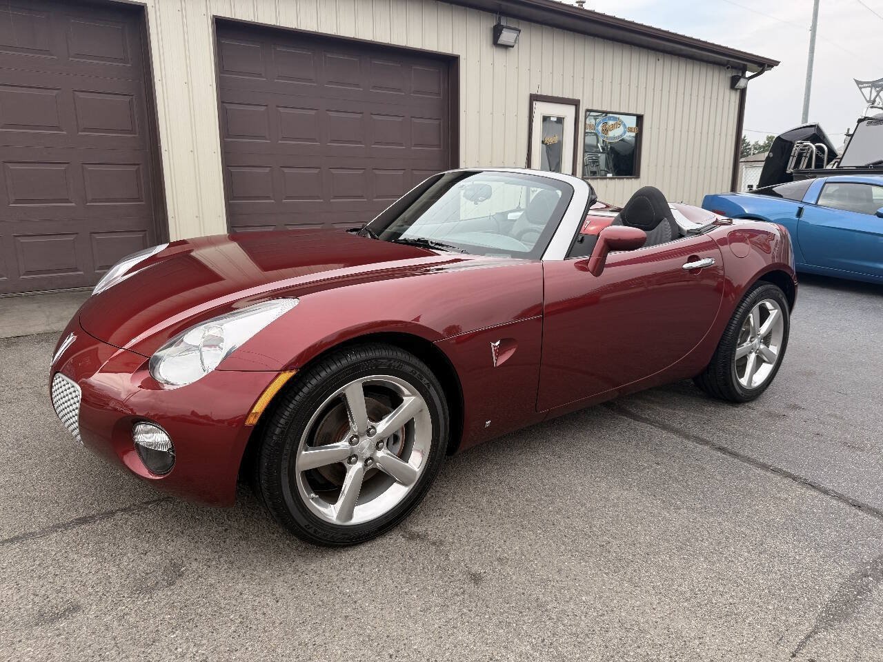 Used 2009 Pontiac Solstice Convertible w/ Preferred Package RWD image 2