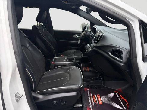 Used 2019 Chrysler Pacifica Limited w/ Advanced Safetytec Group FWD image 22