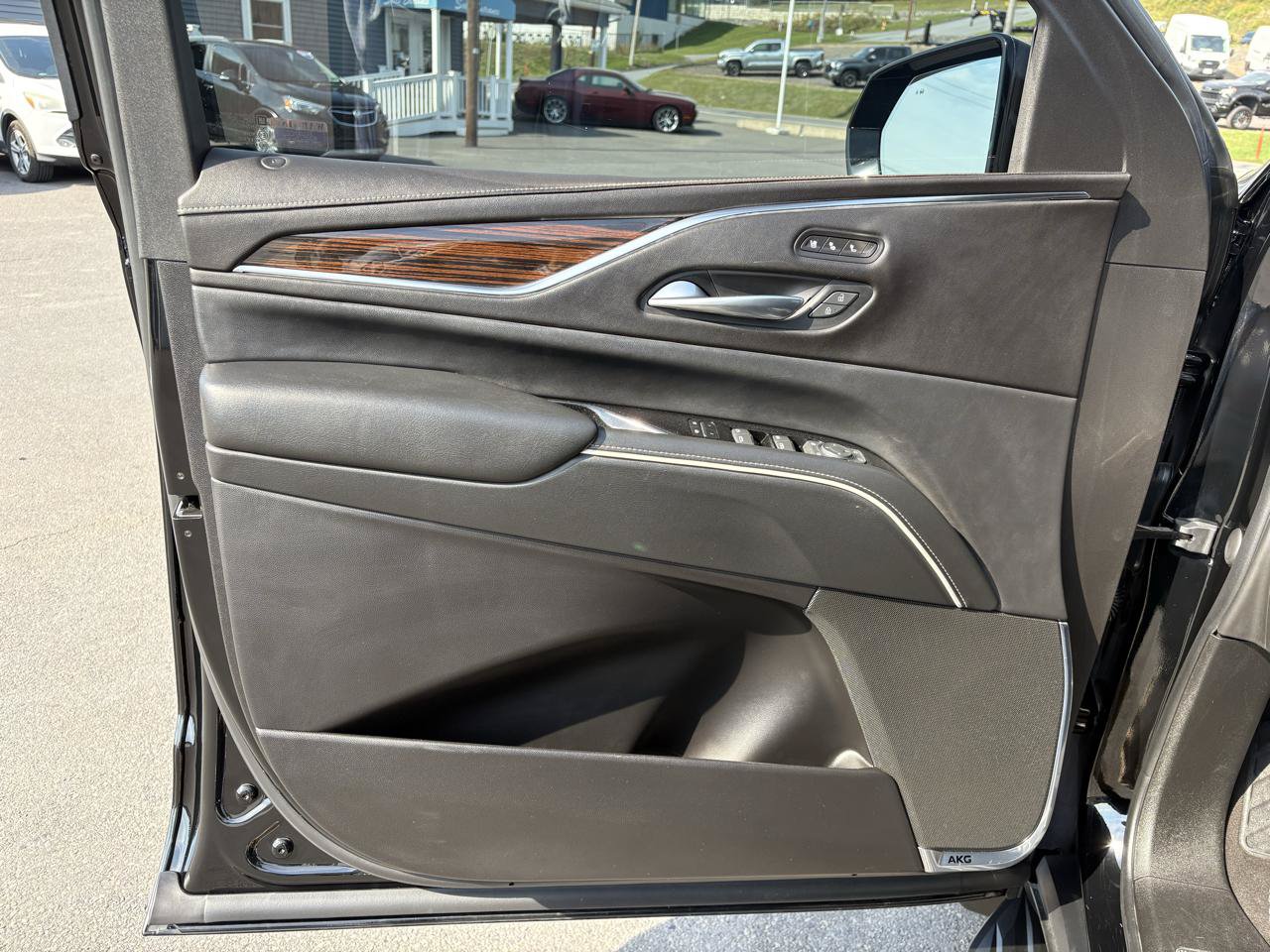 Used 2023 Cadillac Escalade ESV Premium Luxury w/ LPO, Radiant Package AWD/4WD image 16