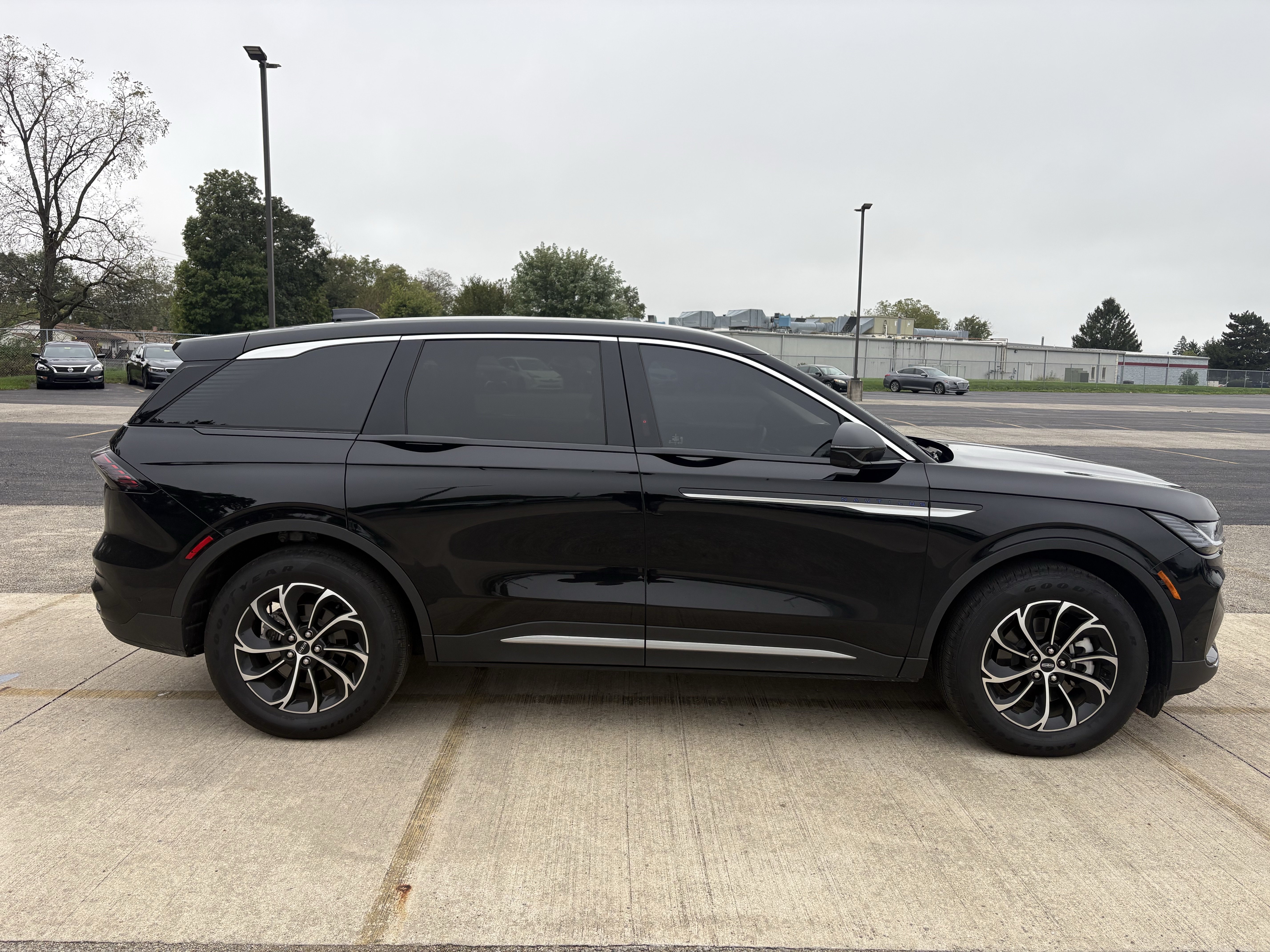 Used 2024 Lincoln Nautilus Premier AWD/4WD image 3